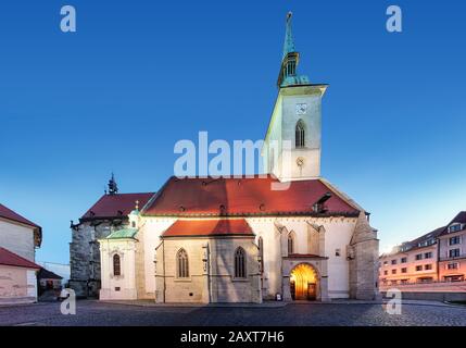 Cattedrale di San Martino a Bratislava di notte, Slovacchia Foto Stock