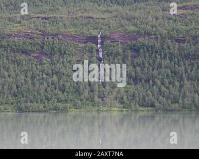 Cascata sulla montagna e Svartivatnet lago vicino a Svartisen, Norvegia Foto Stock