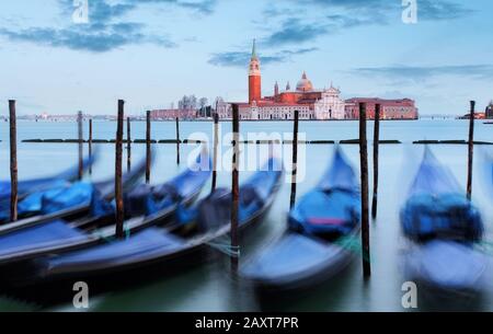 Gondole con vista di San Giorgio Maggiore, Venezia, Italia Foto Stock