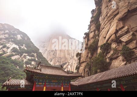 Tempio buddista in fondo alla funivia per North Peak in Huashan Mountain, Xian, Shaanxi Province, Cina Foto Stock