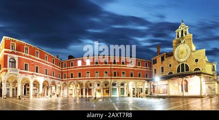 San Giacomo di Rialto - La chiesa più antica di Venezia di notte Foto Stock