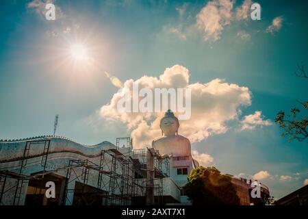 Nakkerd Hill, Phuket/Thailand-15December2019: Campanelli di preghiera a forma di cuore dorato che pendono insieme in una fila con le note spirituali della gente scritte su di loro Foto Stock