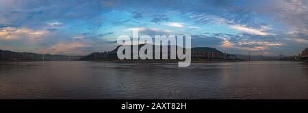 Panorama della città di Wuhan al tramonto, uno dei punti di partenza per le crociere lungo il fiume Yangtze in Cina Foto Stock