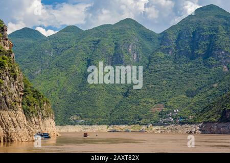 Navi da carico e passeggeri che navigano attraverso la gola sul magnifico fiume Yangtze, Cina Foto Stock