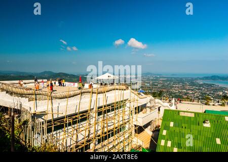 Nakkerd Hill, Phuket/Thailandia-15December2019: Grande punto panoramico sulla collina del Buddha, con costruzione sul posto visibile e il paesaggio urbano e il mare sullo sfondo Foto Stock