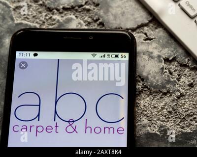 In questa immagine, il logo ABC Carpet & Home e-store viene visualizzato sullo smartphone Foto Stock