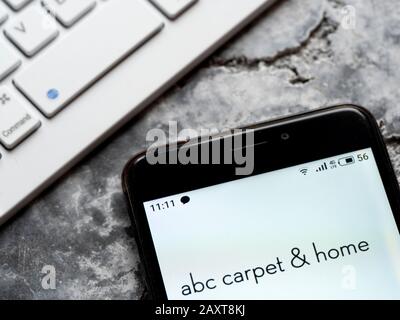 In questa immagine, il logo ABC Carpet & Home e-store viene visualizzato sullo smartphone Foto Stock