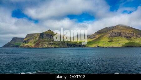 Tipiche isole Faroe costa ripida con cascata Foto Stock