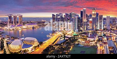 Veduta aerea del tramonto allo skyline della città di Marina Bay Singapore Foto Stock