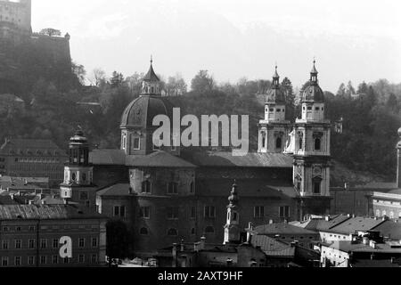 Blick auf die Kollegienkirche a Salisburgo, Österreich, 1957. Veduta della chiesa di Kollegien a Salisburgo, Austria, 1957. Foto Stock