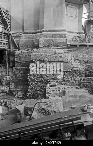 Ausgralungsarbeiten Am Dom, Salisburgo, Österreich, 1957. Lavori di scavo presso la cattedrale di Salisburgo, Austria, 1957. Foto Stock