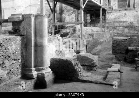 Ausgralungsarbeiten Am Dom, Salisburgo, Österreich, 1957. Lavori di scavo presso la cattedrale di Salisburgo, Austria, 1957. Foto Stock