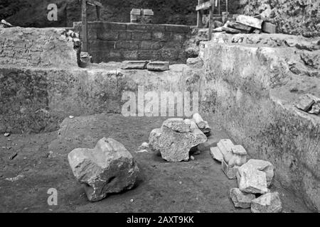 Ausgralungsarbeiten Am Dom, Salisburgo, Österreich, 1957. Lavori di scavo presso la cattedrale di Salisburgo, Austria, 1957. Foto Stock