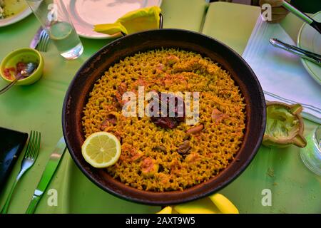 Abbondante riso molto simile alla tipica paella spagnola che si mangia nella laguna di valencia Foto Stock