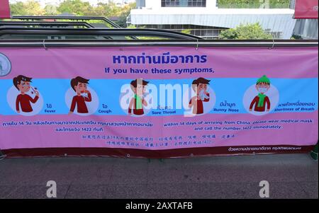 Bangkok, Thailandia - 13 febbraio 2020: Cartello segnaletico in vinile sul coronavirus 2019 o covid 19 appesi sulla linea di guardia alla stazione dello skytrain Foto Stock