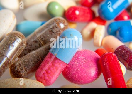 medicinali con una data di utilizzo scaduta nello stato di decadimento e muffa assunti in uno studio con lenti macro in diverse situazioni Foto Stock