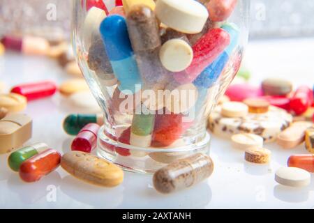 medicinali con una data di utilizzo scaduta nello stato di decadimento e muffa assunti in uno studio con lenti macro in diverse situazioni Foto Stock