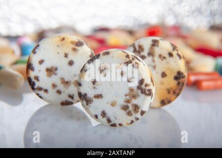 medicinali con una data di utilizzo scaduta nello stato di decadimento e muffa assunti in uno studio con lenti macro in diverse situazioni Foto Stock