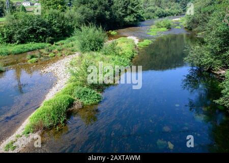 fiume di montagna con un sacco di flusso a causa di frequenti piogge nelle asturie Foto Stock