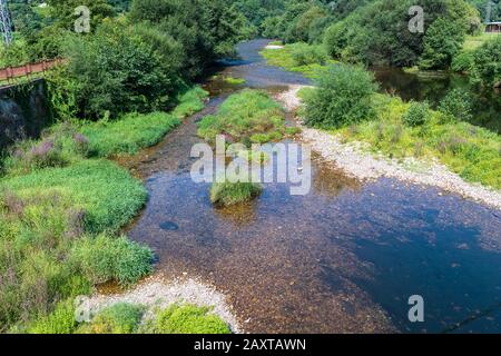 fiume di montagna con un sacco di flusso a causa di frequenti piogge nelle asturie Foto Stock