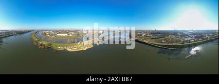 Alluvione sul fiume Ruhr sopra Oberbuergermeister Karl Lehr ponte a Duisburg Germania, panoramica a 360 gradi Foto Stock