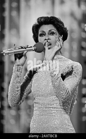 Lola Falana, amerikanische Sängerin, Tänzerin und Schauspielerin, bei einem Auftritt im deutschen Fernsehen, Deutschland um 1978. Cantante, ballerino e attrice americana Lola Falana che si esibisce sulla TV tedesca, in Germania intorno al 1978. Foto Stock