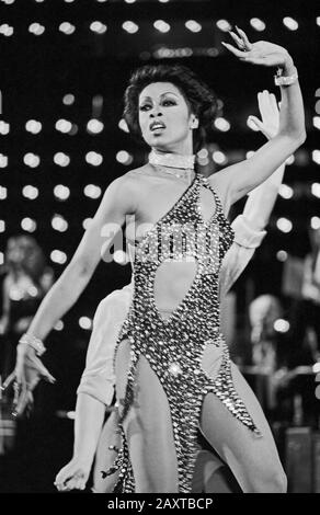 Lola Falana, amerikanische Sängerin, Tänzerin und Schauspielerin, bei einem Auftritt im deutschen Fernsehen, Deutschland um 1978. Cantante, ballerino e attrice americana Lola Falana che si esibisce sulla TV tedesca, in Germania intorno al 1978. Foto Stock