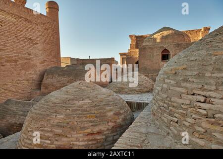 Tombe all'interno della città vecchia Itchan-Kala, Khiva, Uzbekistan, Asia centrale Foto Stock