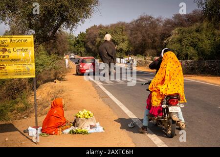 India, Rajasthan, Sawai Madhopur, elefante sorpassi macchina parcheggiata su strada per Ranthambhore National Park Foto Stock