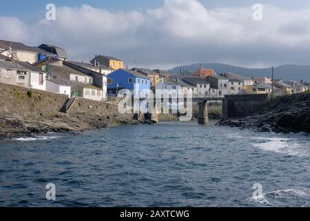 Piccolo villaggio di pescatori sulla costa del mare Cantabrico vicino Ribadeo in Galizia Foto Stock