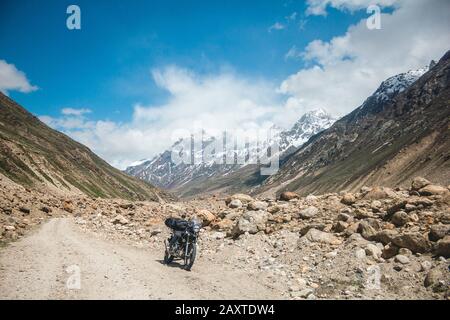 Moto parcheggiata di fronte alle montagne Foto Stock