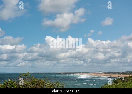 Vista della costa sull'oceano Atlantico in Francia Foto Stock