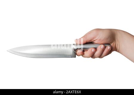 L'uomo tiene un grande coltello in ferro orizzontalmente su sfondo bianco Foto Stock
