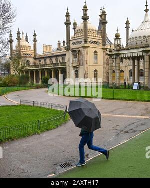 Brighton UK 13th Febbraio 2020 - Gli Ombrelli sono fuori nel centro di Brighton dal Royal Pavilion in una giornata bagnata e ventosa mentre Storm Dennis si avvicina alla Gran Bretagna con venti alti e inondazioni che si prevede causeranno più danni questo prossimo fine settimana: Credit Simon Dack / Alamy Live News Foto Stock