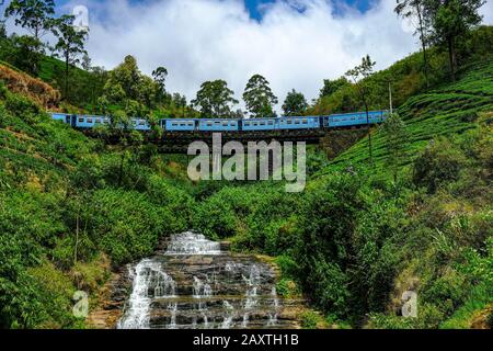 Nanu Oya, Sri Lanka - Gennaio 2020: Treno che passa sopra un ponte all'uscita della stazione di Nanu Oya il 23 gennaio 2020 a Nanu Oya, Sri Lanka. Foto Stock