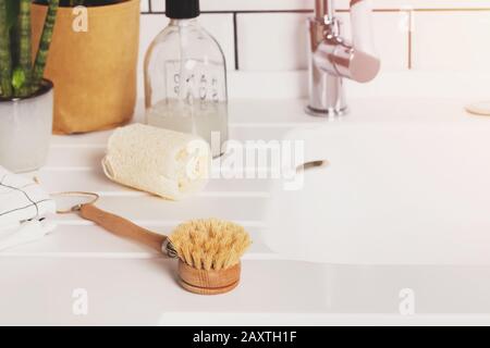 Spazzola per lavaggio piatti in materiale naturale su piano di appoggio bianco. Foto Stock