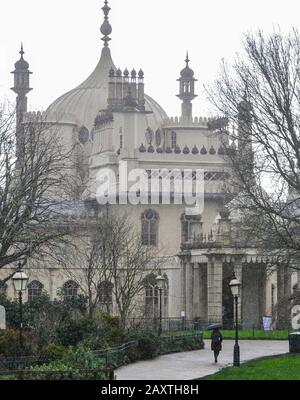 Brighton UK 13th Febbraio 2020 - Gli Ombrelli sono fuori nel centro di Brighton dal Royal Pavilion in una giornata bagnata e ventosa mentre Storm Dennis si avvicina alla Gran Bretagna con venti alti e inondazioni che si prevede causeranno più danni questo prossimo fine settimana: Credit Simon Dack / Alamy Live News Foto Stock