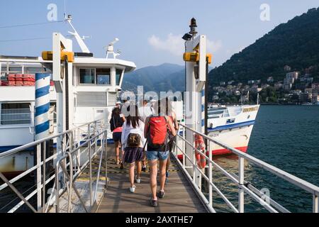 Italia, Lombardia: Approdo in traghetto sul Lago di Como Foto Stock