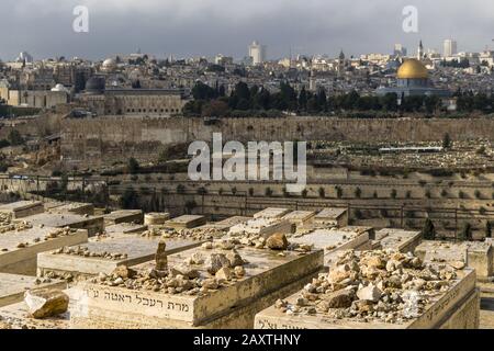 Gerusalemme, Israele - 20/12/2019: Cimitero ebraico vicino alla città vecchia di Gerusalemme Foto Stock