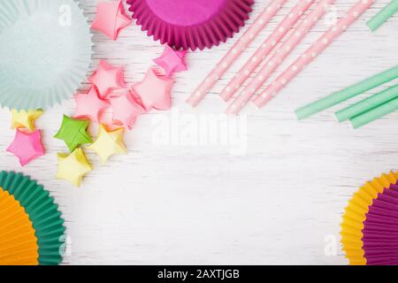 Decorazioni in carta lucida e cannucce su sfondo bianco, Foto Stock