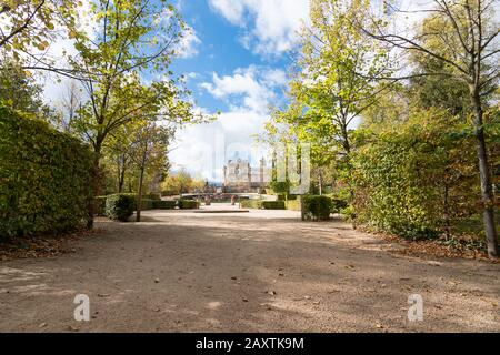 Giardini e fontane del Palazzo della Fattoria costruito in memoria di Versailles Foto Stock