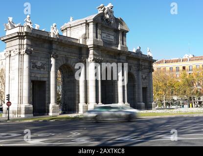 Puerta de Alcala costruito nel diciottesimo secolo per accedere alla città di Madrid Foto Stock