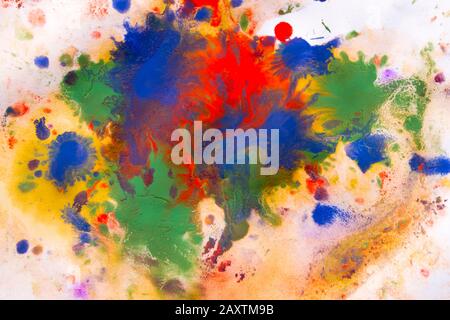 Miscelazione di vernici di diversi colori su carta bianca. Astratto sfondo colorato, base Foto Stock