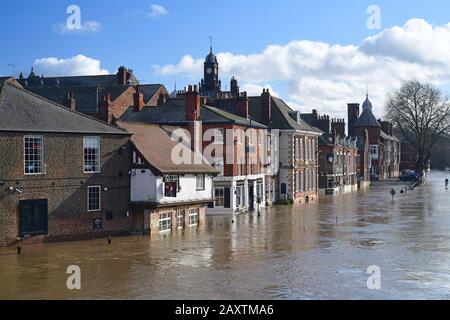 i re inondati arms pub e lungomare dopo il fiume ouse scoppiò le sue banche york yorkshire uk Foto Stock