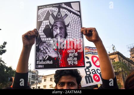 Un uomo sta mostrando un Placard contro per NRC e CAA su un rally di protesta a Calcutta, India. Foto Stock