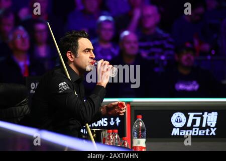 Ronnie o'Sullivan d'Inghilterra considera un colpo a Stuart Carrington d'Inghilterra al secondo round del 2020 Welsh Open a Cardiff, Regno Unito, 12 febbraio 2020. Ronnie o'Sullivan d'Inghilterra sconfisse Stuart Carrington d'Inghilterra con 4-2. Foto Stock