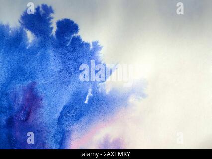 la macchia d'inchiostro si diffonde sul colore blu della carta Foto Stock