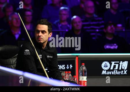 Ronnie o'Sullivan d'Inghilterra considera un colpo a Stuart Carrington d'Inghilterra al secondo round del 2020 Welsh Open a Cardiff, Regno Unito, 12 febbraio 2020. Ronnie o'Sullivan d'Inghilterra sconfisse Stuart Carrington d'Inghilterra con 4-2. Foto Stock