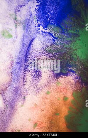 Macchie colorate, gocce, schizzi, miscelazione. Astratto sfondo colorato Foto Stock