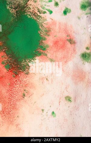 macchie verdi e rosse su carta bianca astratta Foto Stock